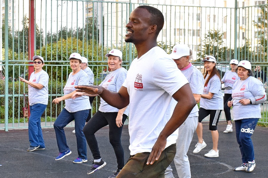 Преподаватель проекта «Московское долголетие» Эдди Моралес (в центре) проводит занятие по кубинской гимнастике для жителей района Косино-Ухтомский