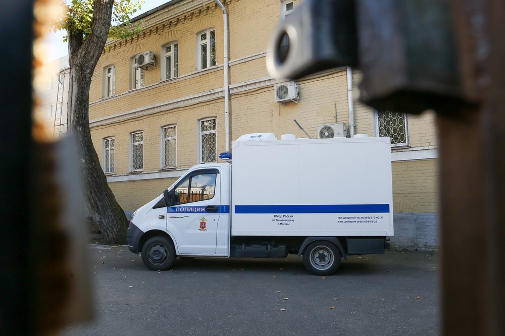 Полиция задержала мужчину, открывшего стрельбу из окна автомобиля в центре Москвы