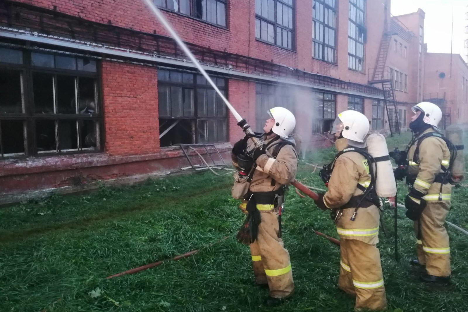 Цех химического завода загорелся в Кемерове