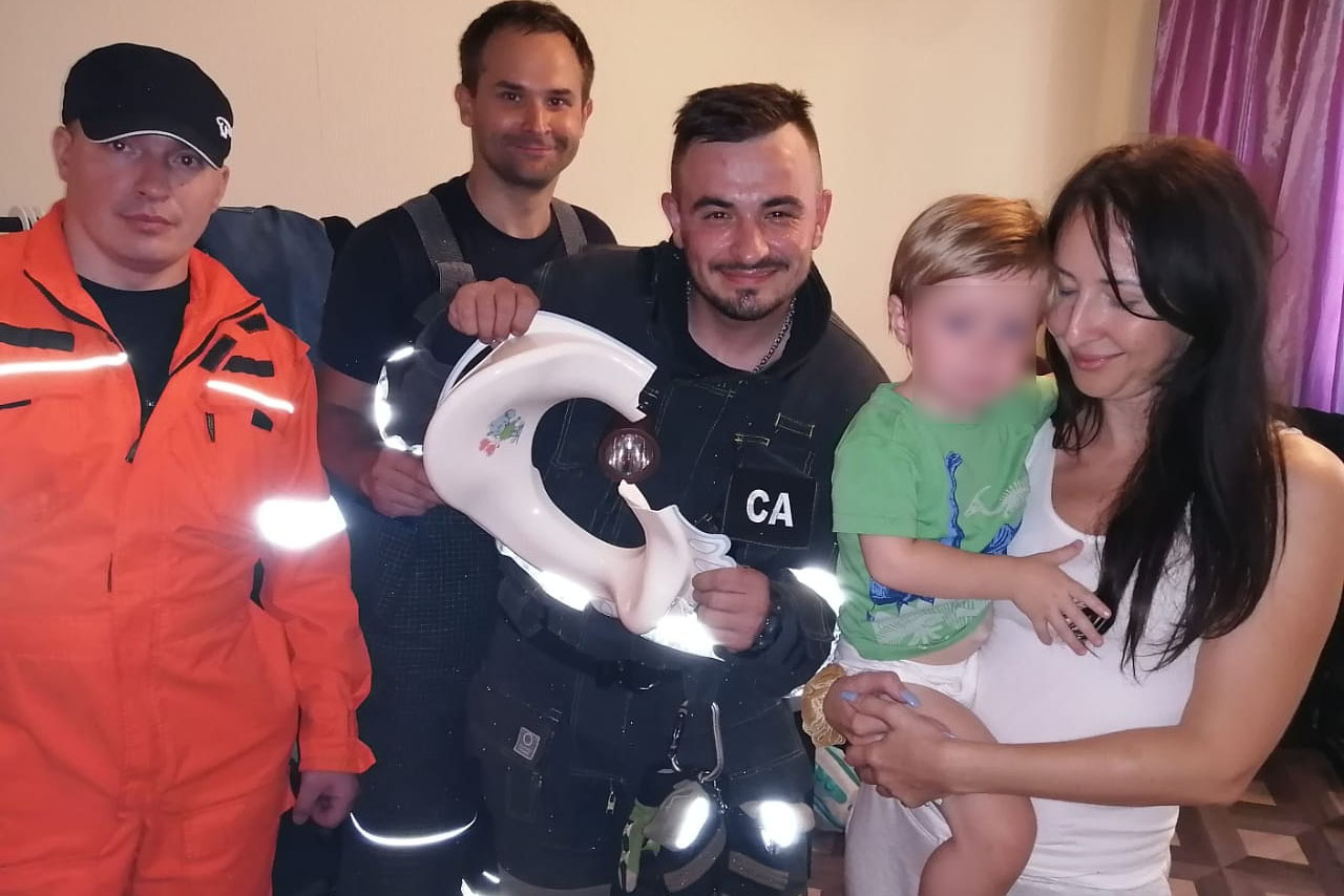 Спасатели вытащили застрявшего в крышке унитаза ребенка в Южном Бутове