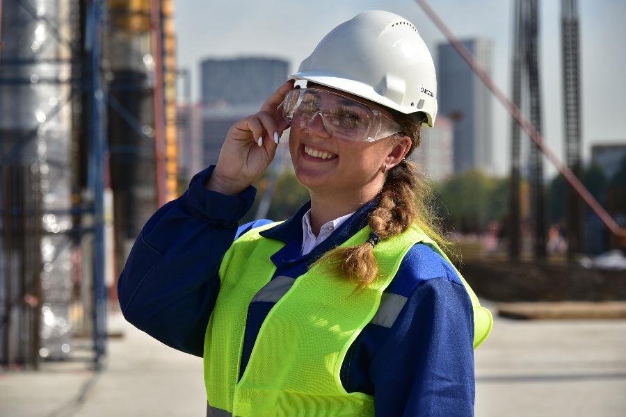 Инженер по технике безопасности Ольга Модина отвечает за соблюдение правил и обеспечение должных условий труда на строительстве Национального космического центра