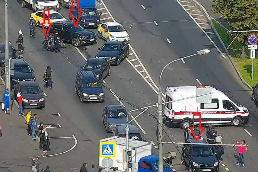 Мотоцикл и два автомобиля столкнулись на Коровинском шоссе