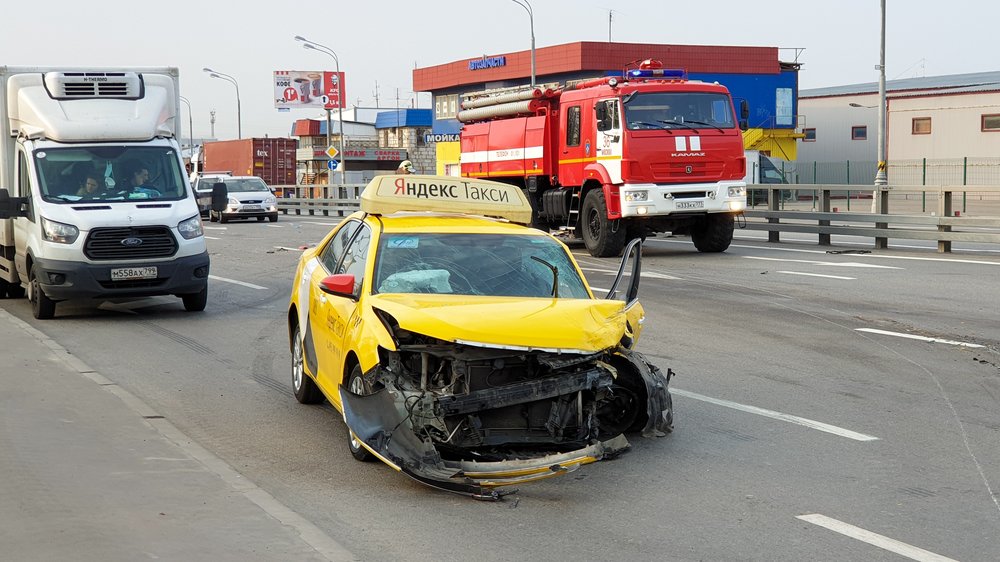 Один человек погиб и один пострадал в результате ДТП с тремя машинами в ЮЗАО