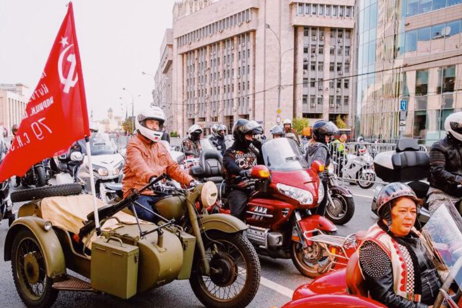 Около 140 тысяч пассажиров метро Москвы следили за трансляцией мотопарада