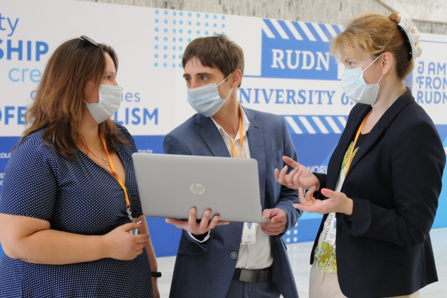 Участники полуфинала конкурса «Учитель будущего», педагоги московской школы № 1560 «Лидер» Анна Баршак, Иван Рузин и Екатерина Ильина (слева направо) перед началом педагогических дебатов на актуальные темы современного образования