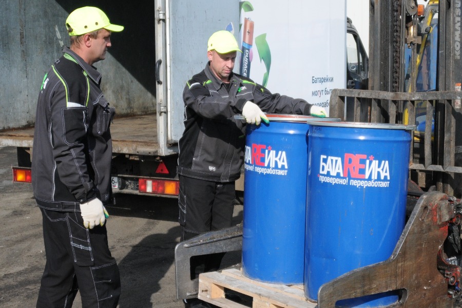 Водители Александр Мазаев (слева) и Руслан Матвеев отправляют на переработку батарейки, собранные в течение года в рамках городского проекта «БатаREйка»