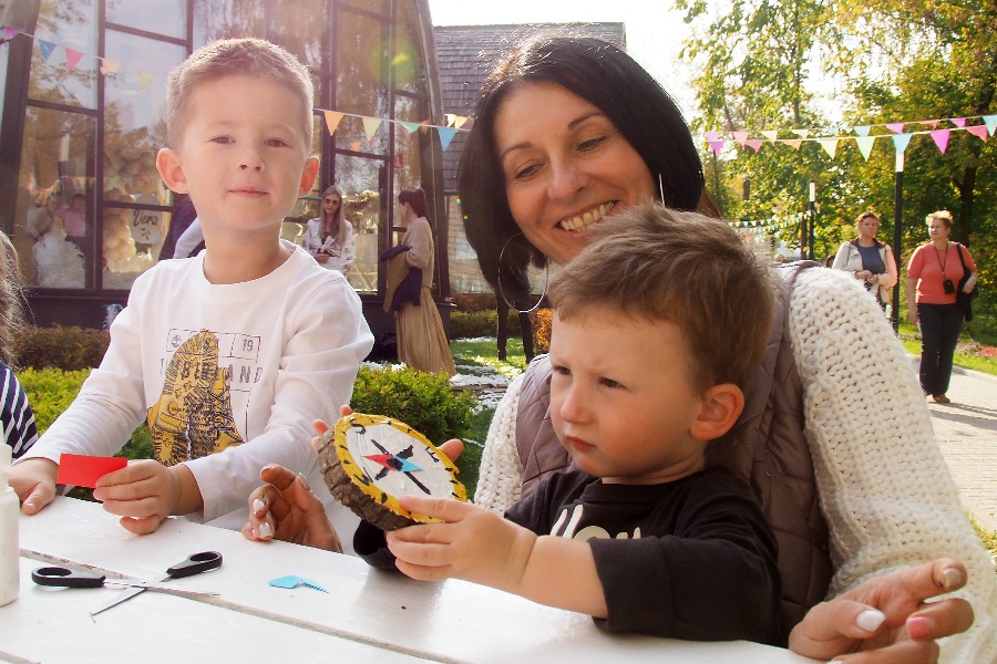 Москвичка Елена Васянина и ее сын Семен мастерят компас из дерева