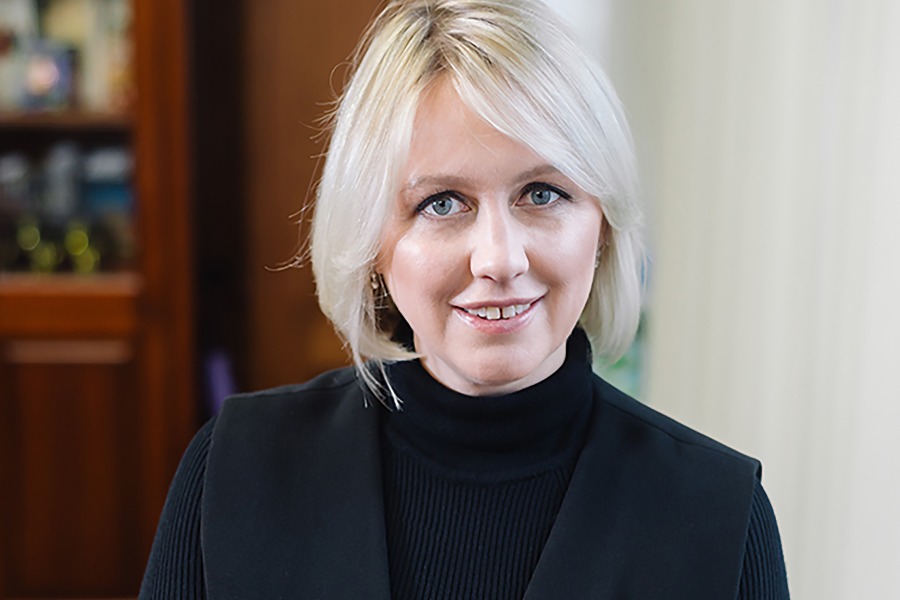 Председатель Комитета общественных связей и молодежной политики Москвы Екатерина Драгунова в своем рабочем кабинете