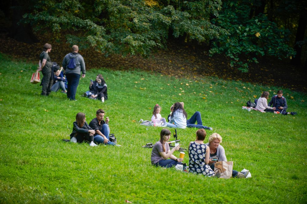 Врач объяснил, кому опасно ходить босиком по траве