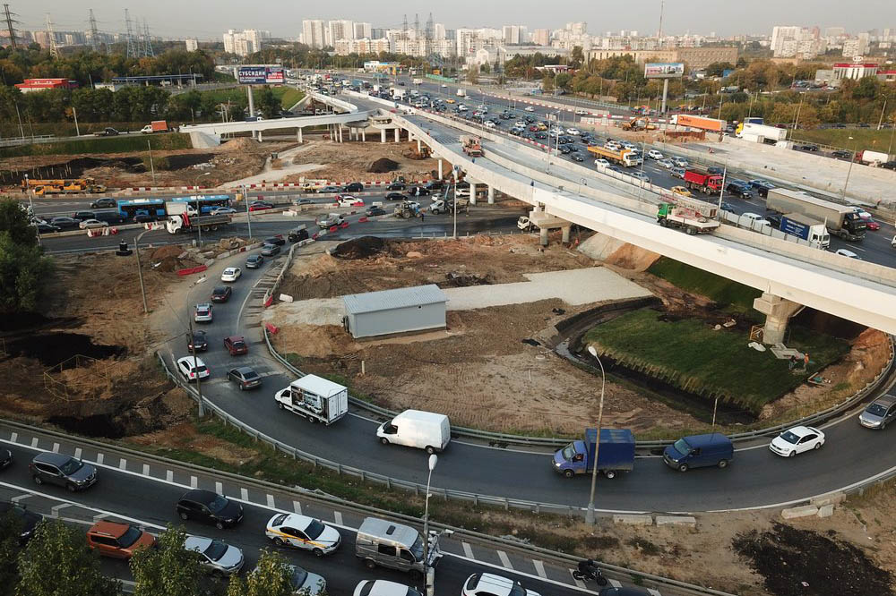 Движение ограничили на 22-м километре МКАД из-за ДТП с грузовиками