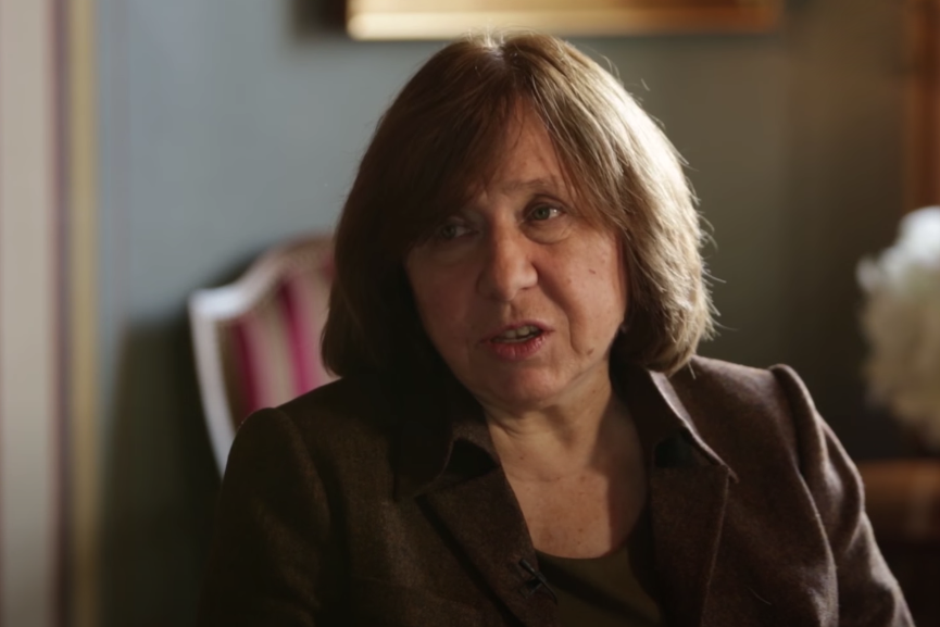 В КС белорусской оппозиции объяснили выезд Алексиевич за рубеж