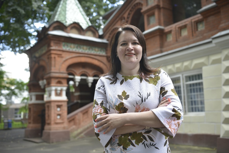  Мария Рахчеева, директор Биологического музея, на фоне главного корпуса на Малой Грузинской