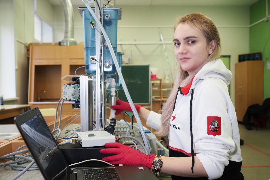 Победительница Национального чемпионата WorldSkills Russia в компетенции «Водные технологии» Дарья Фомина проводит химический анализ воды в лаборатории, которая создана на базе Колледжа архитектуры, дизайна и реинжиниринга № 26