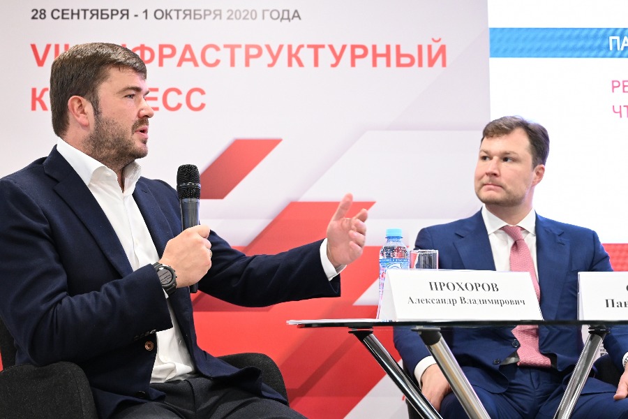 Руководитель Департамента инвестиционной и промышленной политики Москвы Александр Прохоров (слева) и генеральный директор Национального центра ГЧП Павел Селезнев обсуждают перспективы развития государственно-частного партнерства в столице