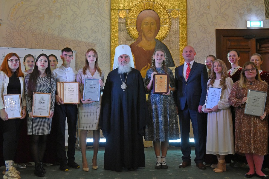 Слева направо в первом ряду: финалисты конкурса «Лето Господне» Анна Махиня, Динара Мамедова, Иван Бондарь, Александра Цуканова, митрополит Калужский и Боровский Климент, победительница конкурса Василиса Денисова, заместитель директора по развитию Российской книжной палаты Константин Антипов, финалистки конкурса Арина Гамалиенко и Ульяна Фролова в храме Христа Спасителя