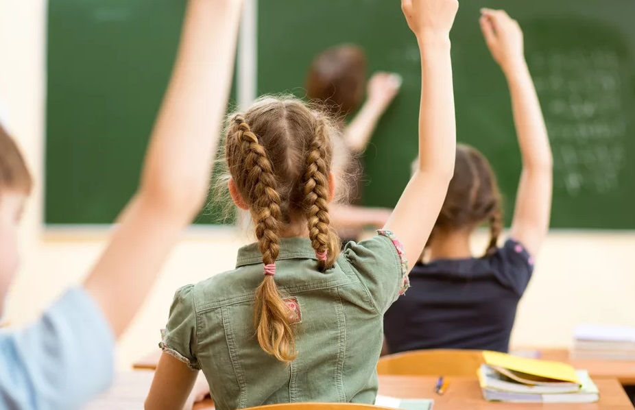 Учитель литературы принесла на урок топор в качестве наглядного пособия