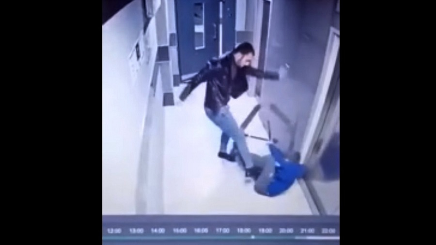 «Озверевший дикарь»: видео с избиением ребенка в Воронеже заинтересовался СК