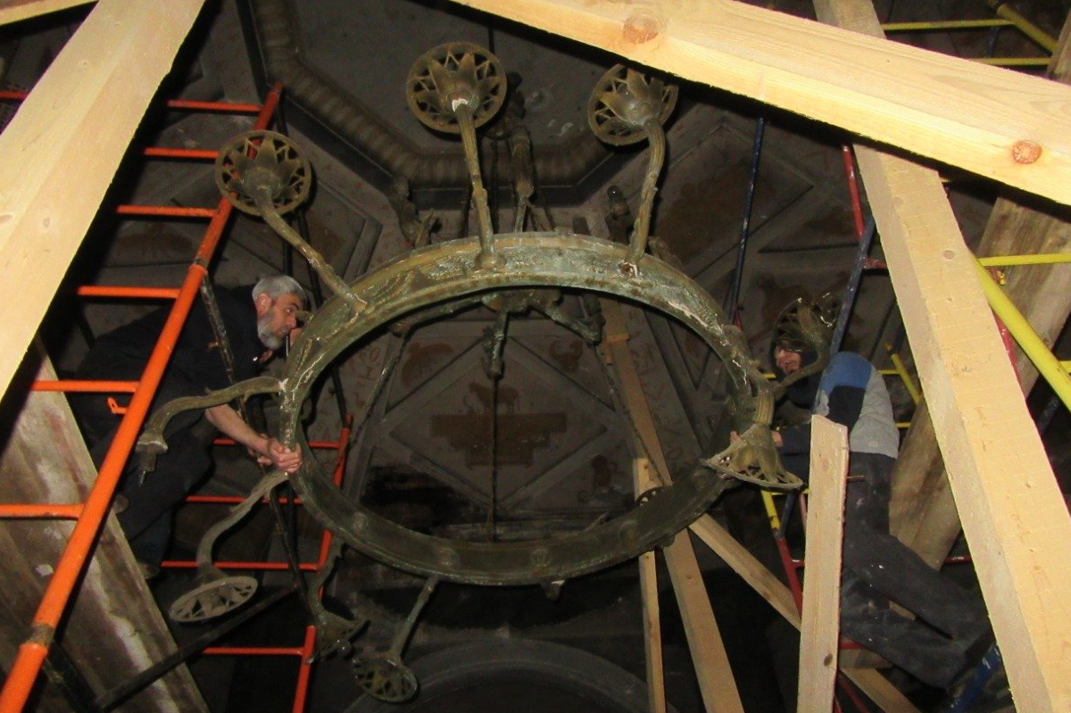 Старинную люстру из павильона «Оранжевая дача» передали реставраторам