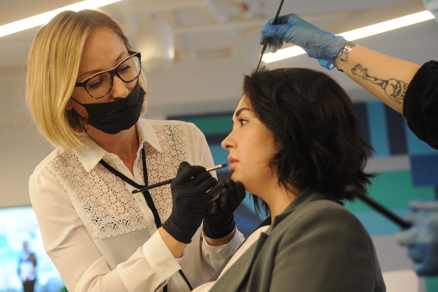 Преподаватель проекта «Я стала другой» Мария Мойланен на модели Анне Сергеевых демонстрирует правильную технику нанесения помады