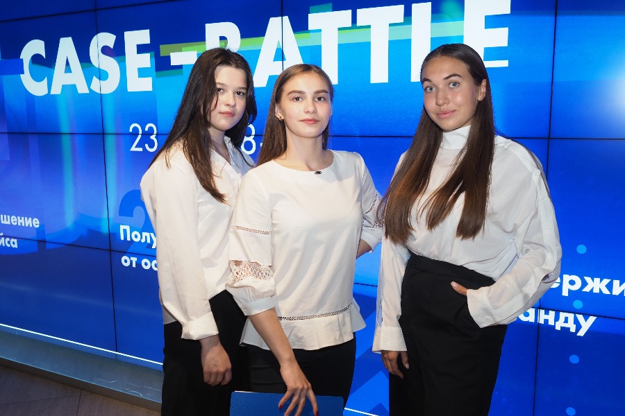 Команда победительниц Case-battle (слева направо): Анна Павловская, Альбина Жарчинская и Валерия Сиземова после успешной защиты проекта
