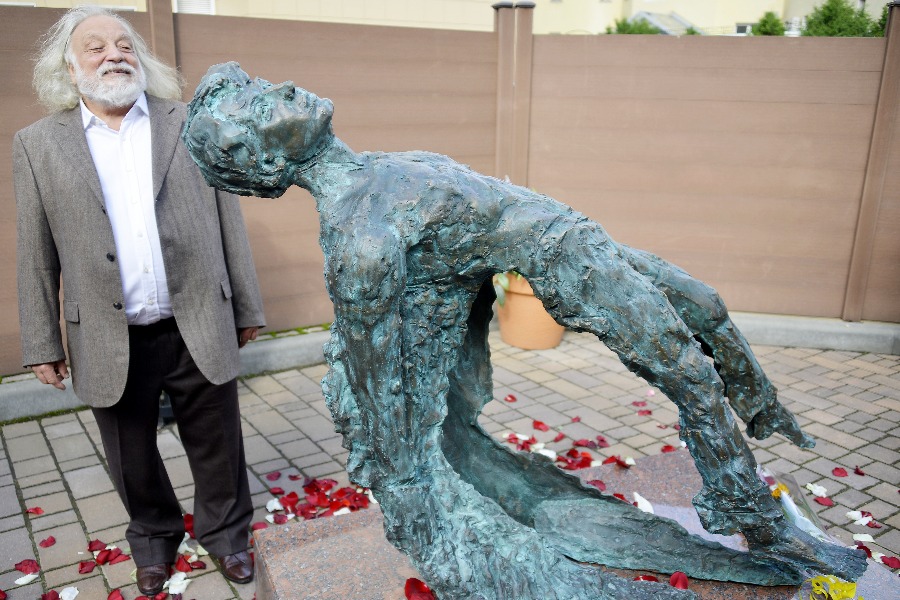 Григорий Потоцкий рассказывает о своем новом произведении — бронзовом памятнике «Ангел русской поэзии», который установлен в Большом Строченовском переулке. Скульптор искал этот образ Сергея Есенина около 40