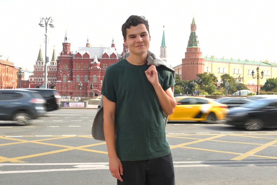 Молодой актер Василий Буткевич не состоит в театральной труппе, но активно играет в спектаклях,