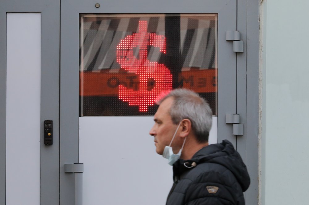 Курс доллара опустился ниже 76 рублей