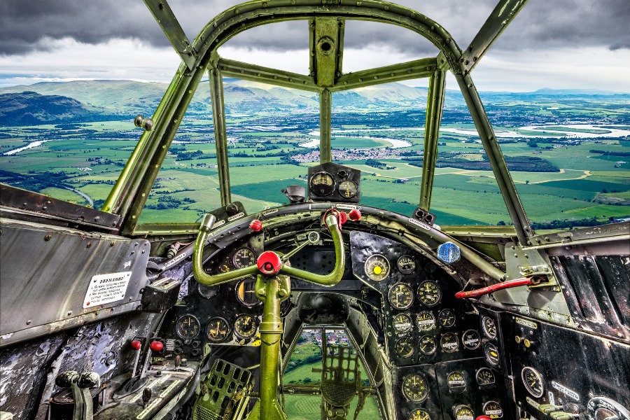 Снимок кабины пикирующего бомбардировщика Пе-2 времен Великой Отечественной с выставки, организованной Александром Генцисом. Благодаря высокой детализации можно разглядеть все приборы и их показания