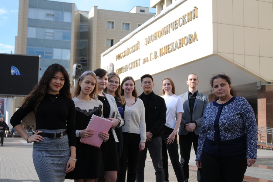 Студенты (слева направо) Татьяна Шегай, Анастасия Риттер, Оксана Караман, Ангелина Неробеева, Алина Денисова, Илья Цай, Элина Мартюгина, Алексей Дехтерев с преподавателем Надеждой Седовой стали финалистами инновационного спринта