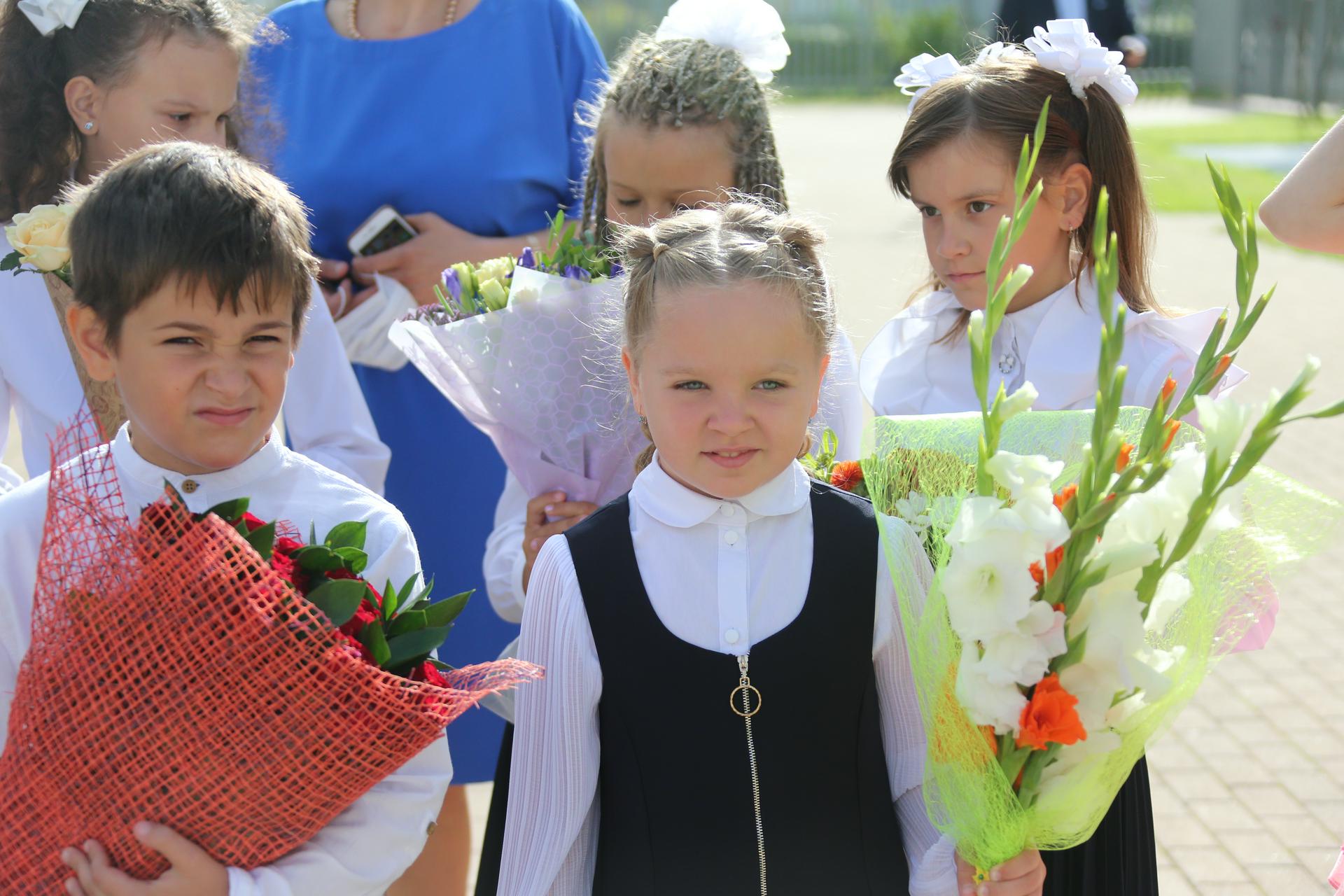 Назван оптимальный вес букета для школьника на линейку 1 сентября