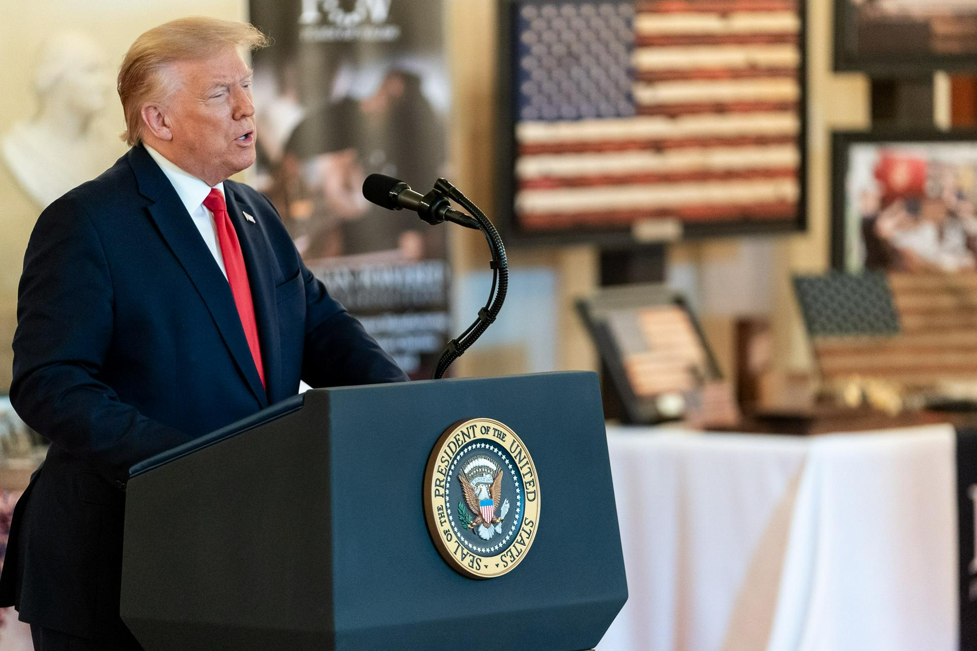Личный помощник Трампа Ник Луна заразился коронавирусом