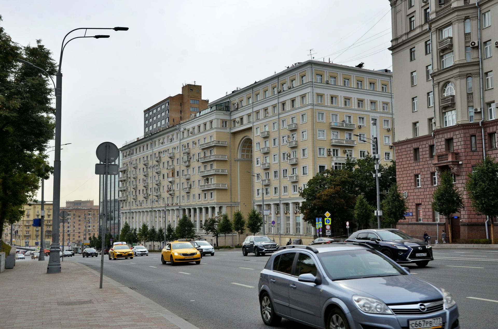 Движение частично восстановили после ДТП на Земляном Валу