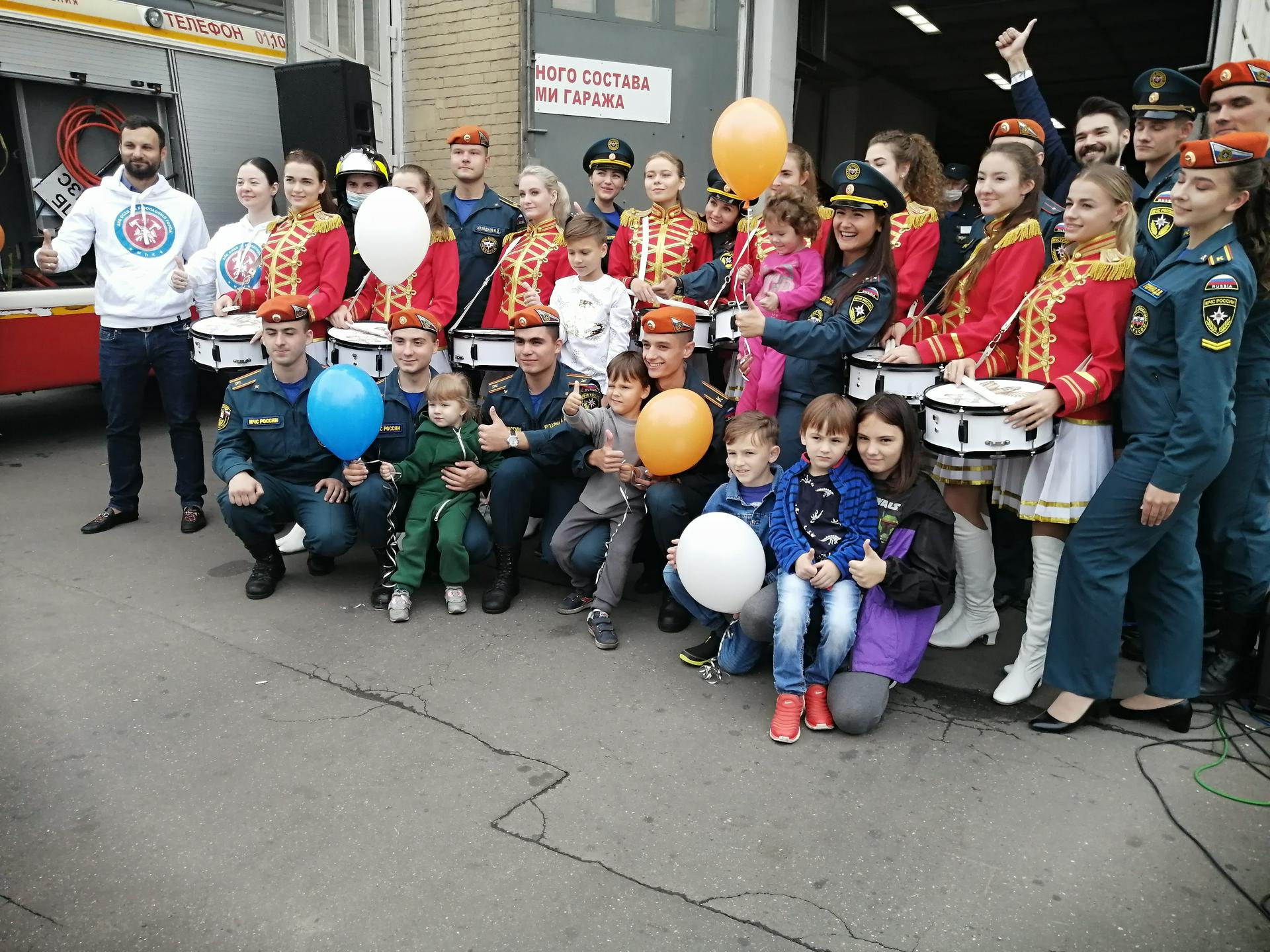 Пожарные Москвы поздравляют с Днем города столичных жителей