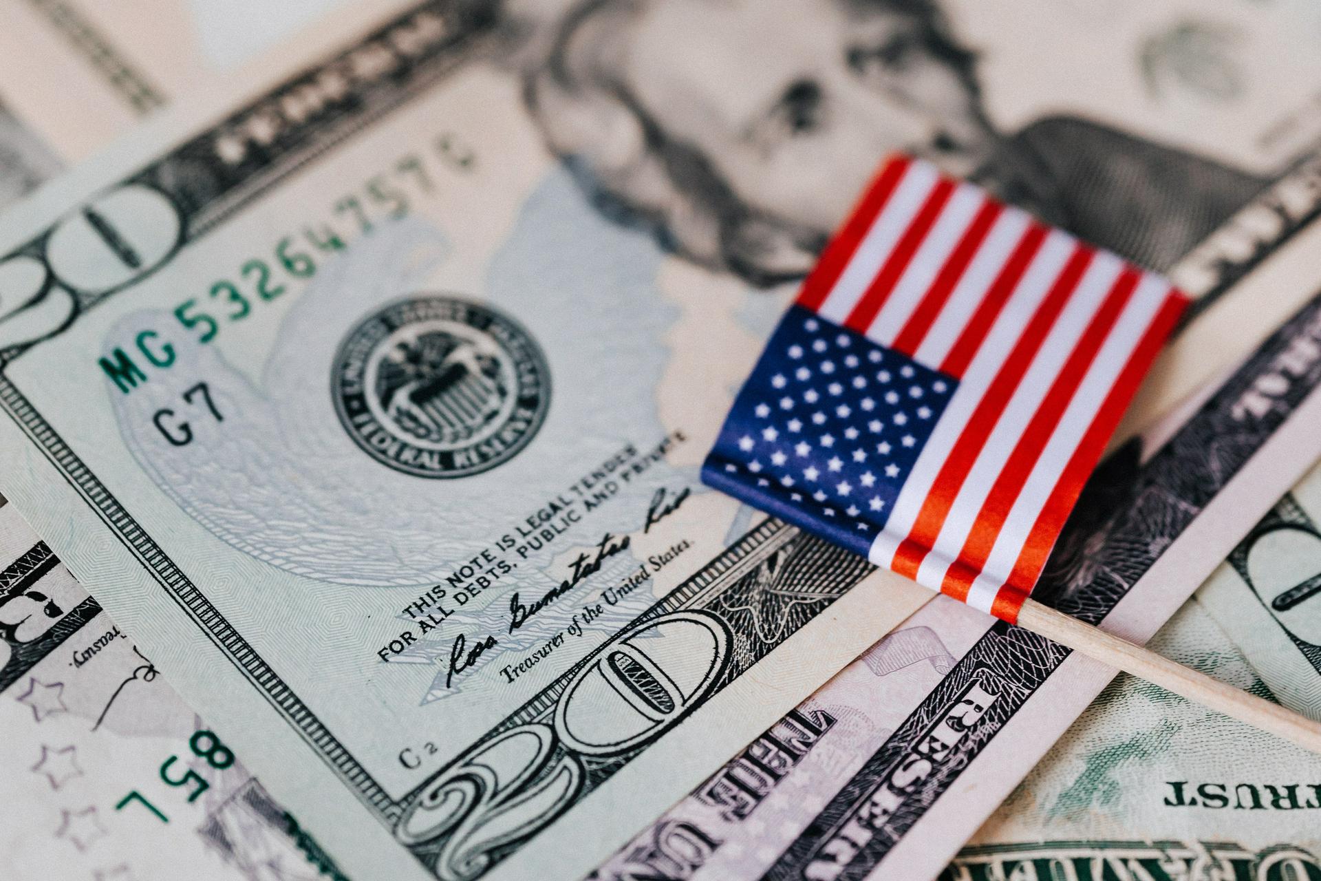 Доллар поднялся выше 75 рублей впервые с 3 декабря