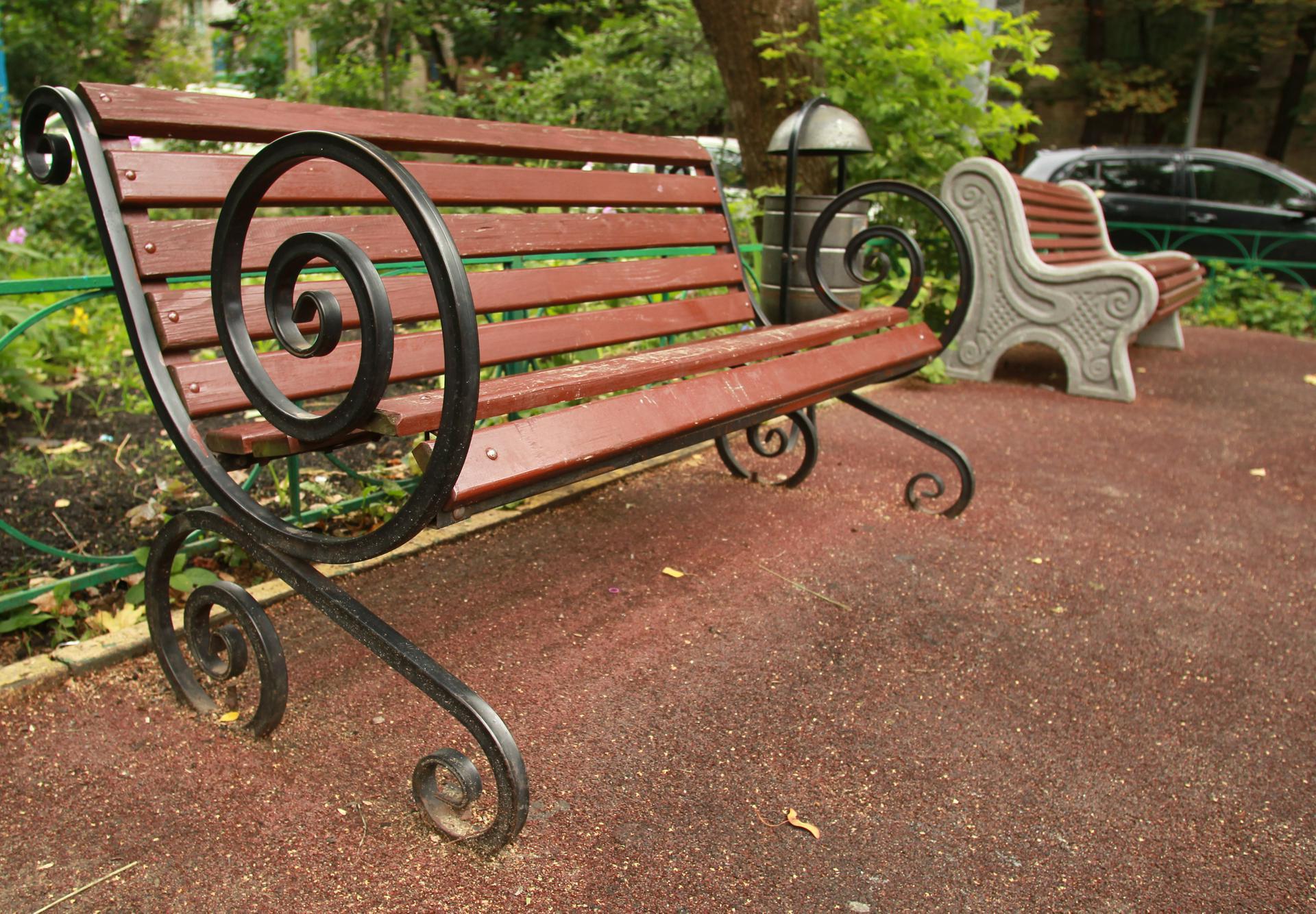 Москвич уснул на лавочке в центре столицы и лишился крупной суммы денег