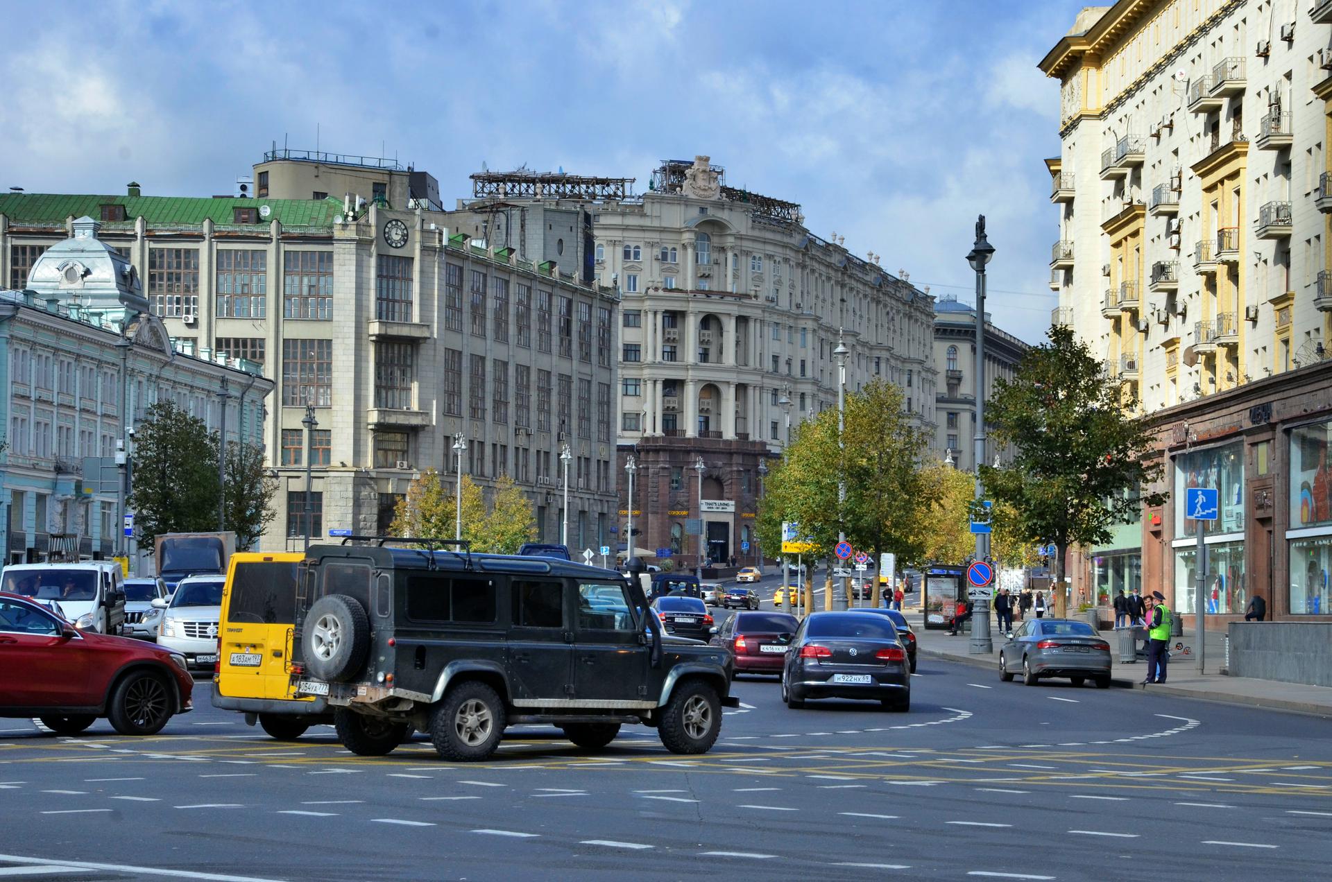 По улицам и переулкам экскурсии. Тверской бульвар и Тверская улица. Весело по Тверской улице. Тверская улица Москва 90е. Улица в Москве перекрытая для пеших прогулок.