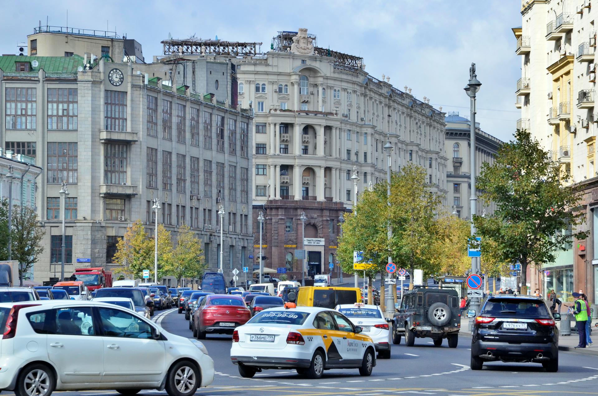 Машина сбила пешехода на Тверской улице в Москве