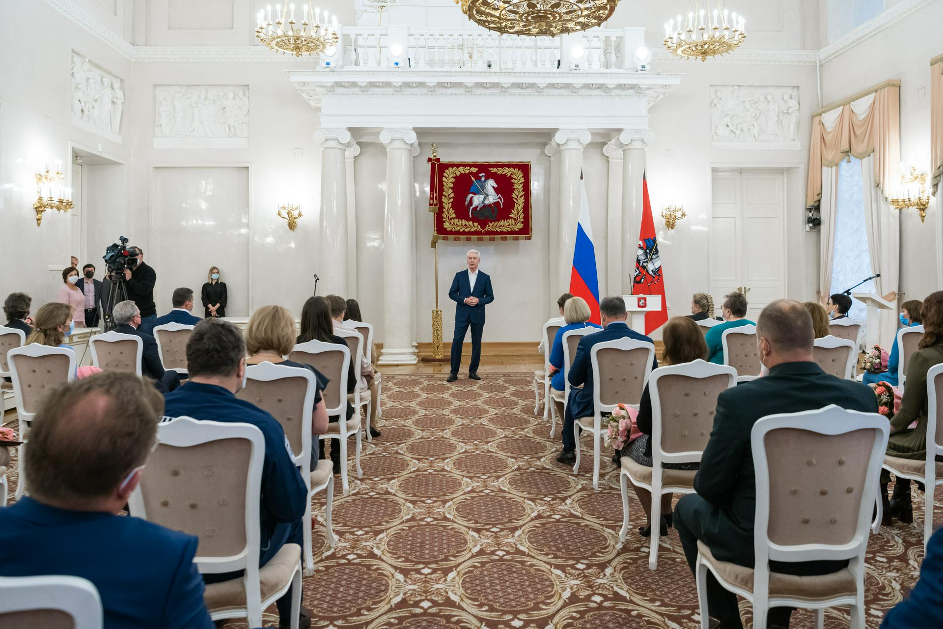 Сергей Собянин наградил столичных медиков за вклад в борьбу с COVID-19