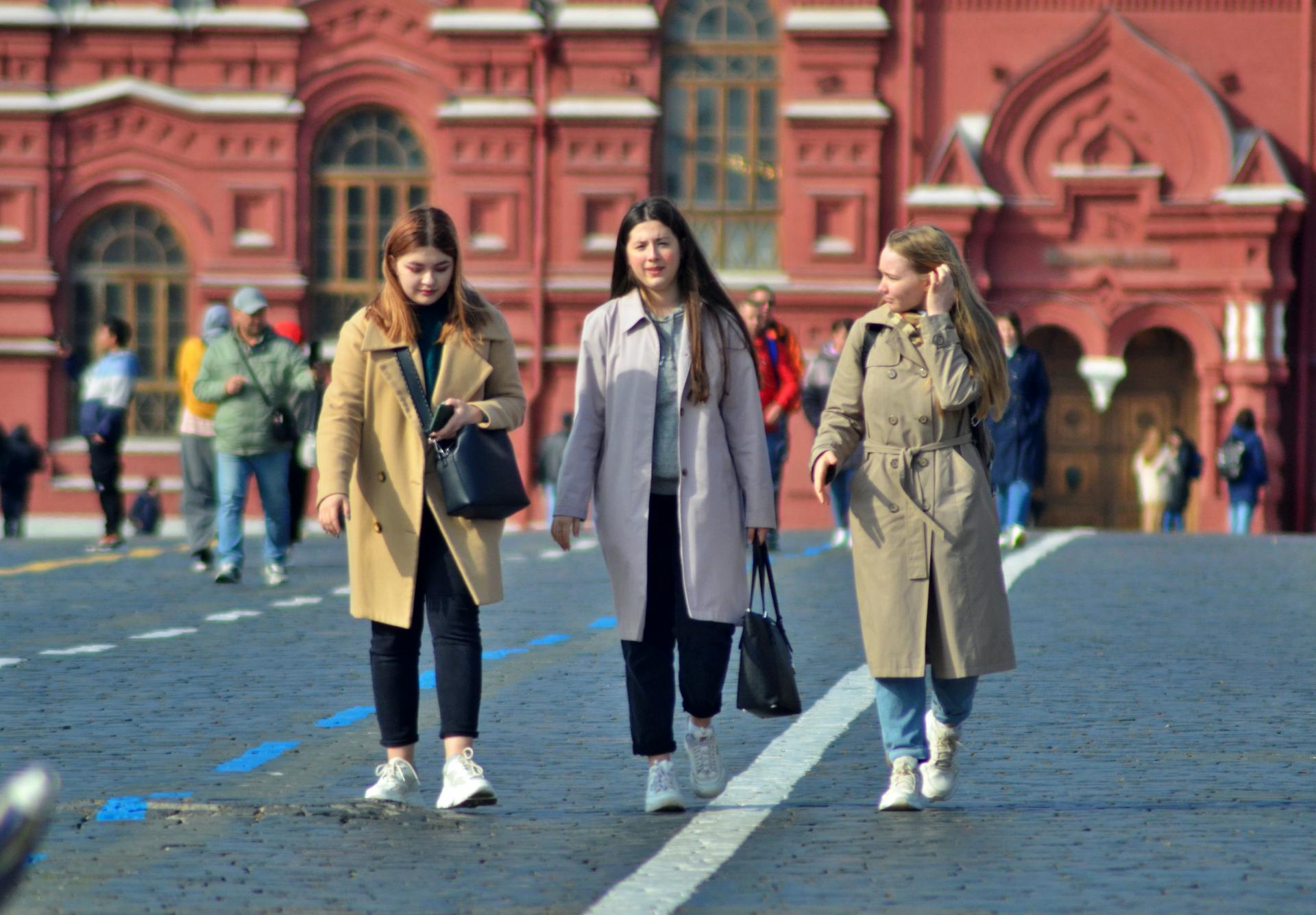 Москва туристов в год. Туристы в Москве. Туристы на красной площади. Иностранные туристы в России. Красная площадь экскурсия.