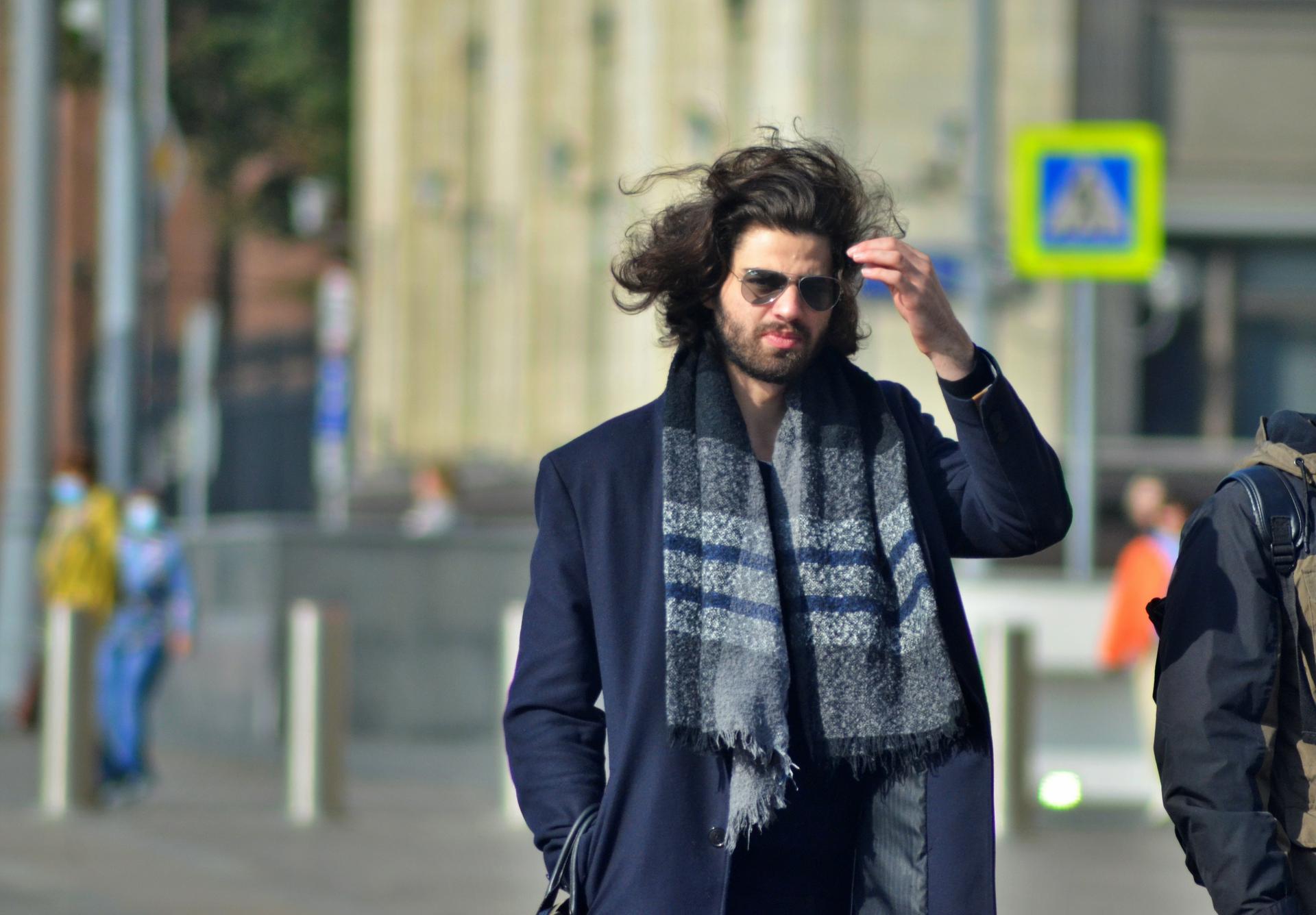 Ветер с порывами до 18 метров в секунду ожидается в Москве во вторник