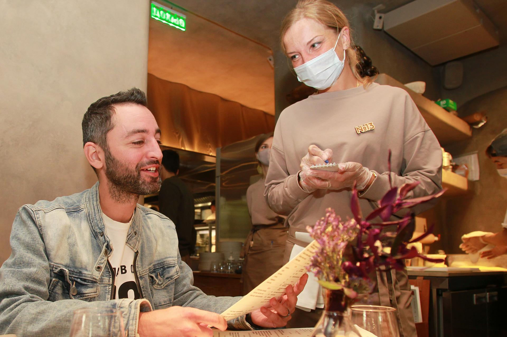 Более 100 ночных заведений Москвы получили QR-коды для регистрации посетителей