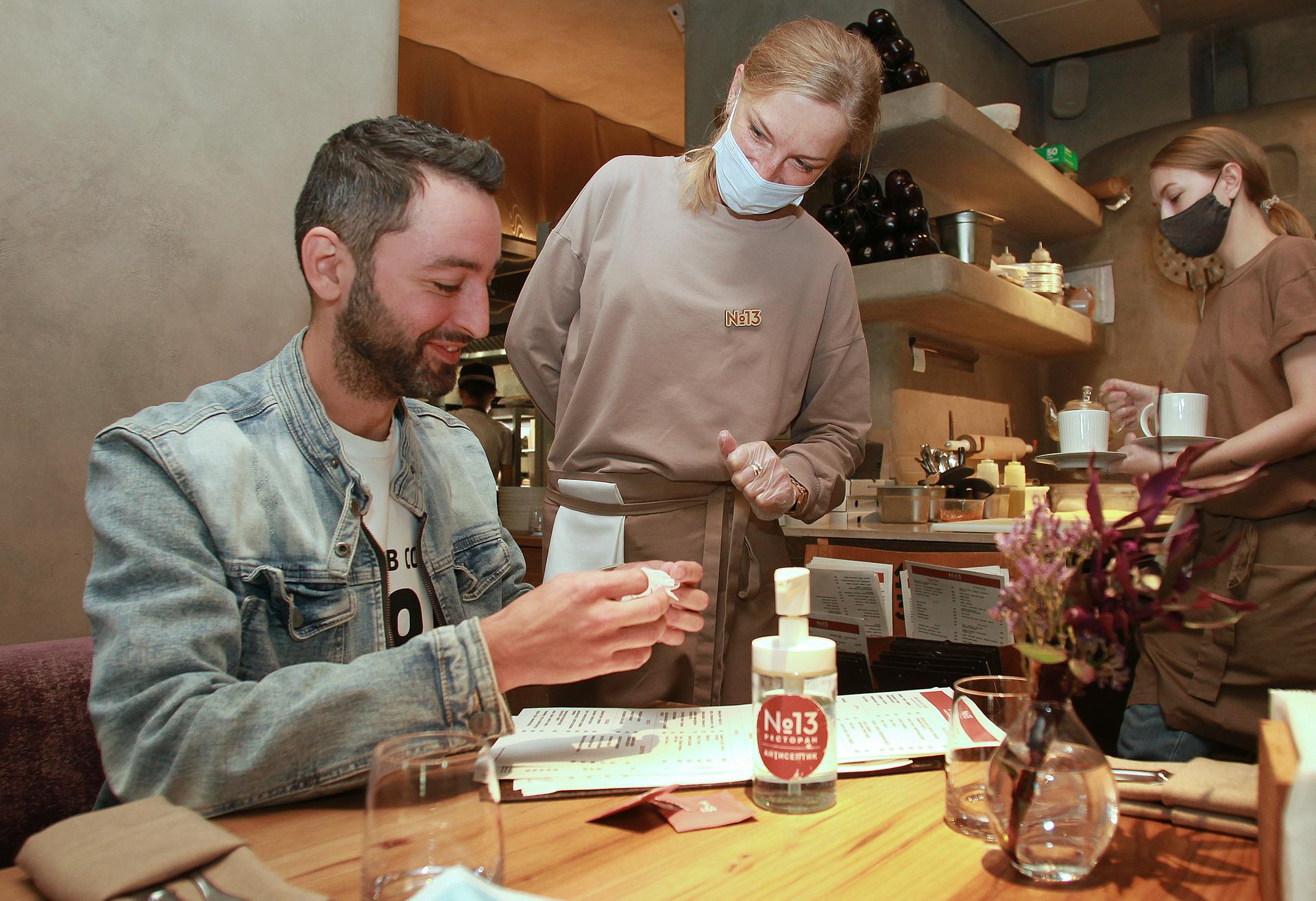 Власти Подмосковья не станут закрывать бары и рестораны на ночь