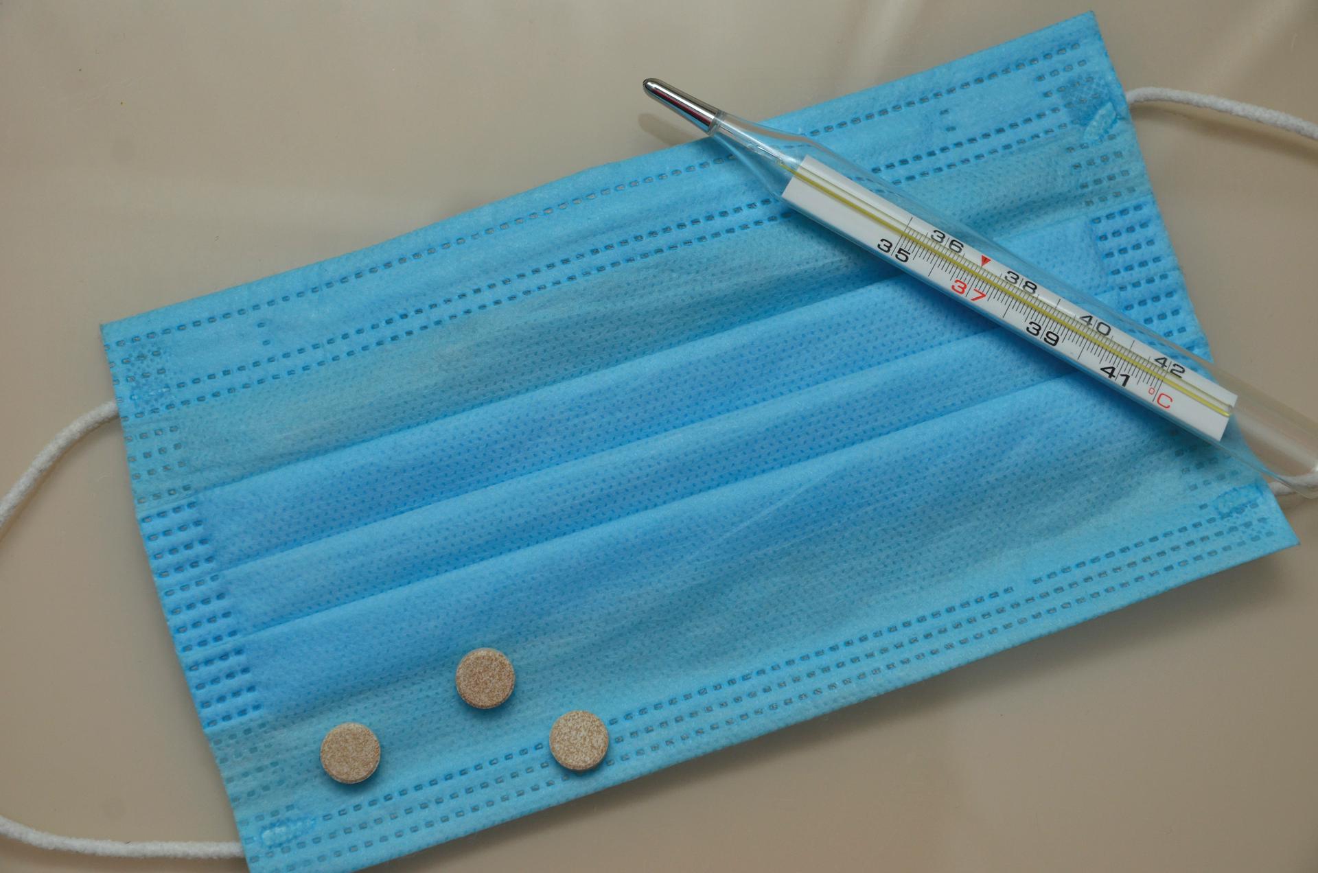 Температура понижается не только при коронавирусе: врач назвал болезни, которые маскируются под COVID-19