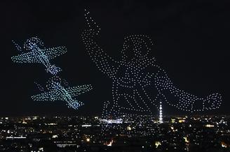 Тысячи светящихся дронов выстроились в живые картины в небе над Петербургом