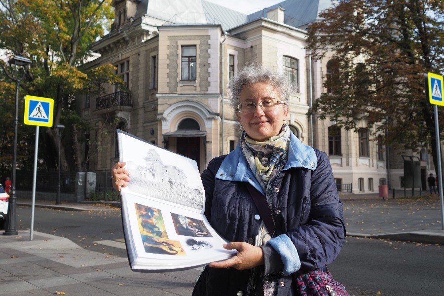 Экскурсовод Дарья Спевякина в переулке Огородная Слобода показывает, как раньше выглядел дом № 6, где жила первая любовь поэта Бориса Пастернака Ида Высоцкая
