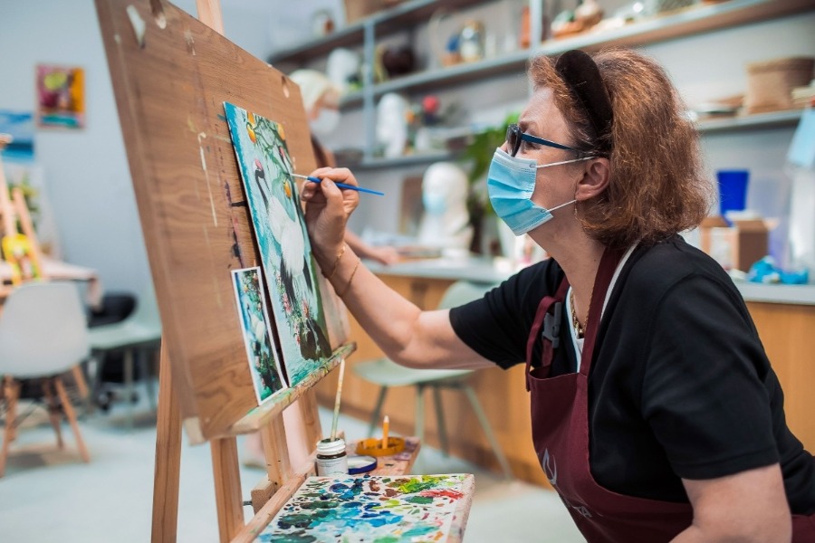 Занятия по живописи в «Моем социальном центре» — возможность отдохнуть от домашней суеты. Позаботиться о здоровье помогает масочный режим и строгие правила дезинфекции