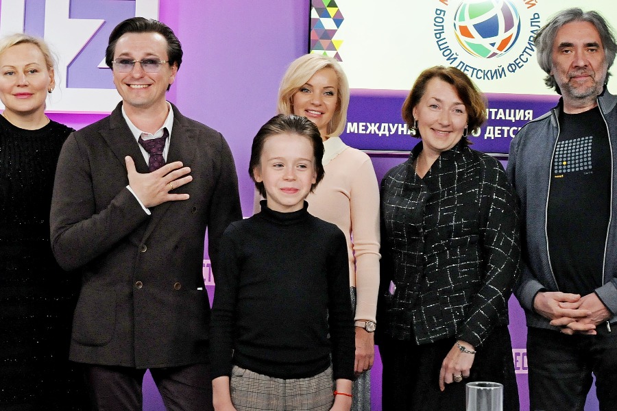 Слева направо: директор фестиваля Ирина Савилова, народный артист России Сергей Безруков, председатель детского жюри Марк-Малик Мурашкин, первый заместитель председателя комитета Госдумы по культуре Ольга Казакова, директор Московского Губернского театра Лариса Вильясте и креативный продюсер «Союзмультфильма» Михаил Алдашин на презентации программы Международного большого детского фестиваля