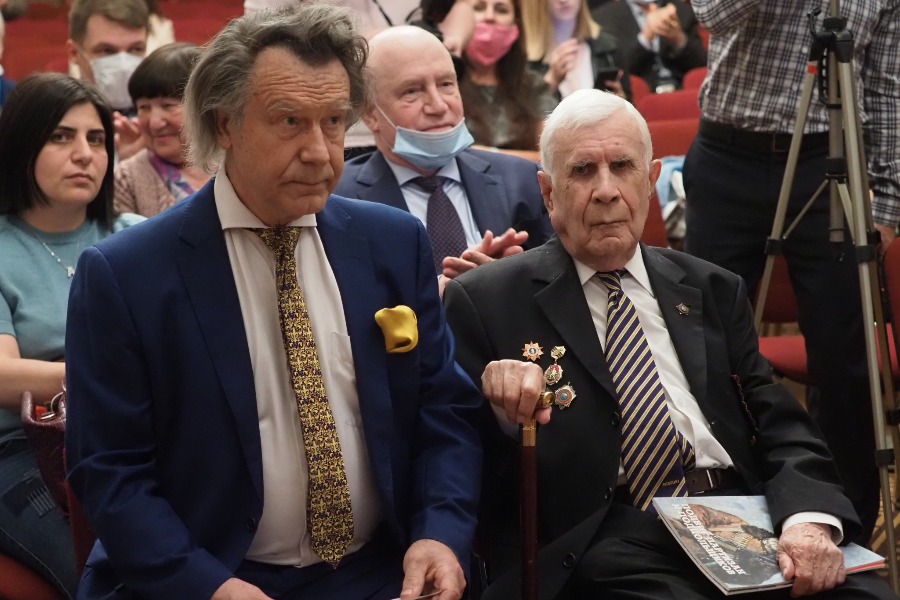 Народный художник СССР Александр Шилов (слева) принял в своей галерее ветерана Великой Отечественной войны Виталия Короткова