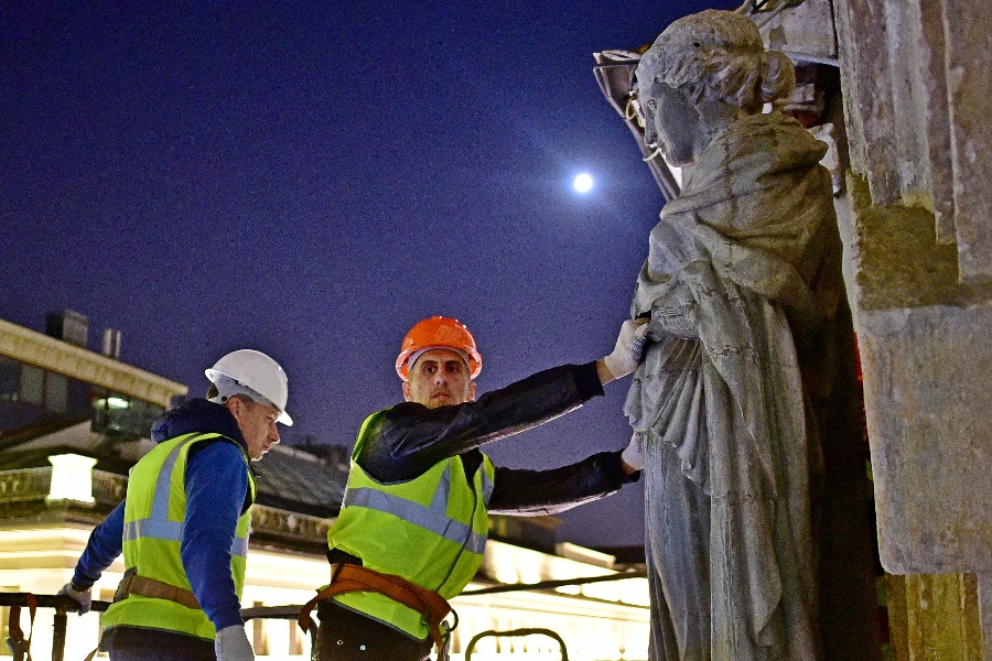 Реставратор Дмитрий Маурин (слева) и монтажник Алексей Скорюкин готовятся к демонтажу одной из скульптур с фасада здания бывшей аптеки Феррейна