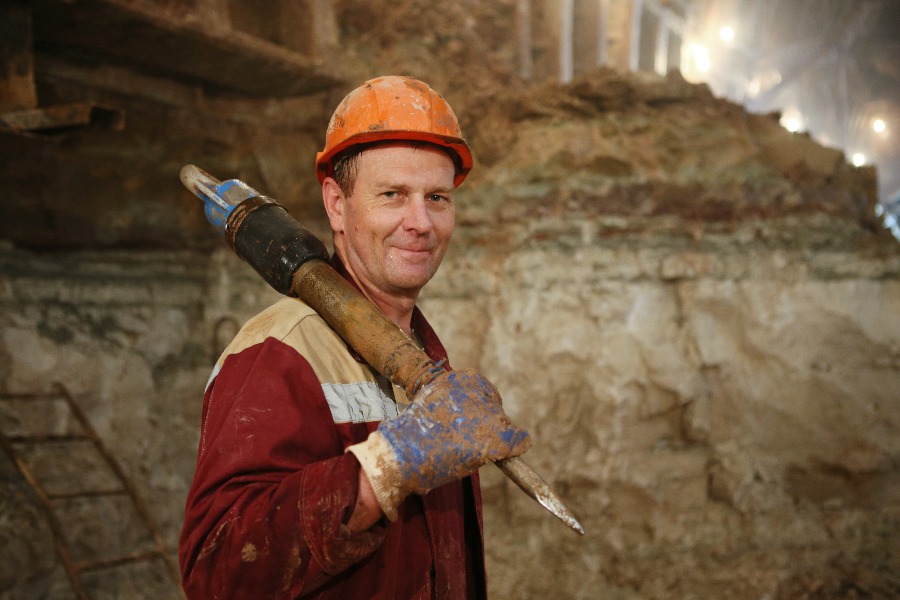 Проходчик «СМУ-8 Мосметростроя» Евгений Городов во время строительных работ на участке метрополитена у станции «Савеловская»